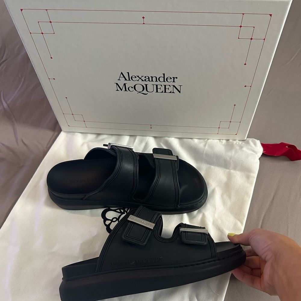 Alexander McQueen Oversized Slide Sandal (Women) 38 rubber black - Picture 11 of 11